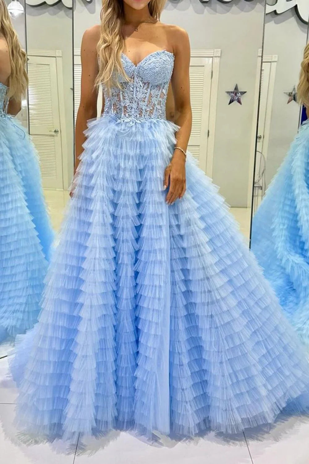 Vestido de fiesta con corsé en línea A y volantes con apliques